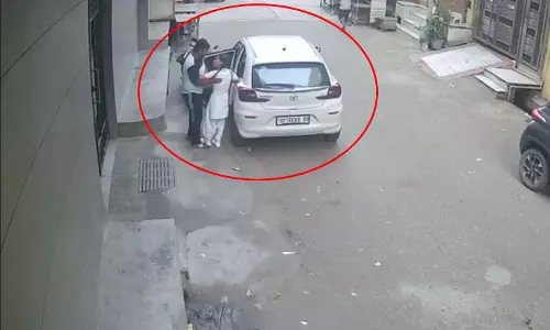 BIG BREAKING: दिनदहाड़े 15 साल की बच्ची का अपहरण, देखें LIVE VIDEO... BIG BREAKING: दिनदहाड़े 15 साल की बच्ची का अपहरण, देखें LIVE VIDEO...
