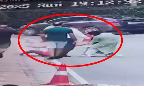 महिला पर पालतू कुत्ते के हमले का LIVE वीडियो, काफी मशक्कत के बाद हटाया गया महिला पर पालतू कुत्ते के हमले का LIVE वीडियो, काफी मशक्कत के बाद हटाया गया