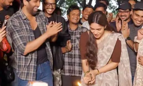 डकैत के सेट पर मृणाल का सरप्राइज़ बर्थडे सेलिब्रेशन डकैत के सेट पर मृणाल का सरप्राइज़ बर्थडे सेलिब्रेशन