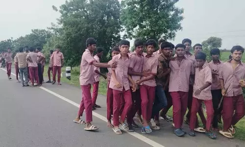 गुरुकुल छात्रों का समस्याओं के समाधान हेतु मार्च..अधिकारियों द्वारा उन्हें खुश करने का प्रयास! गुरुकुल छात्रों का समस्याओं के समाधान हेतु मार्च..अधिकारियों द्वारा उन्हें खुश करने का प्रयास!
