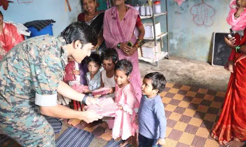 कोंडागांव में एसपी ने बच्चों को पहनाई उम्मीद की यूनिफॉर्म