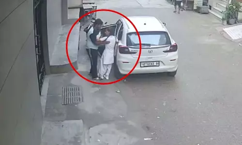 Noida: स्कूल के बाहर लड़की को कार में खींचा, आरोपी गिरफ्तार