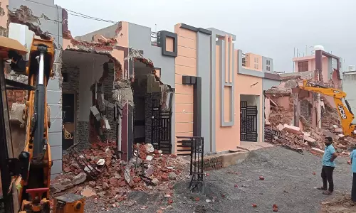 रायपुर में अवैध कॉलोनियों पर चला बुलडोजर, 16 मकान ढहाए गए