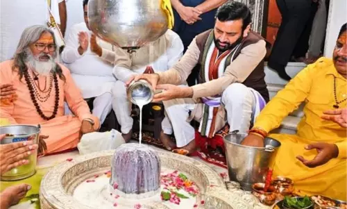 Kurukshetra: सीएम सैनी ने संगमेश्वर महादेव मंदिर में की पूजा-अर्चना