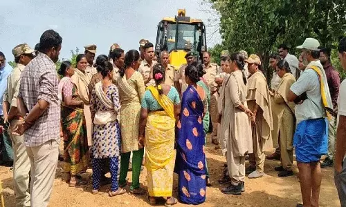 JCBs बागान की ओर जा रही JCBs बागान की ओर जा रही