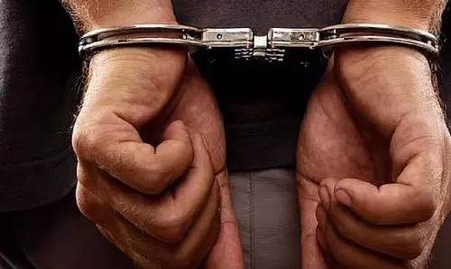 जालसाजों ने जांच करने आई पुलिस को धमकाया, फोन छीन लिए जालसाजों ने जांच करने आई पुलिस को धमकाया, फोन छीन लिए