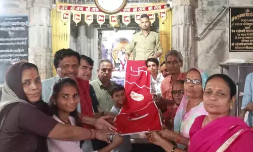 कुटुम पाराशर परिवार ने की चारभुजा जी को ध्वजा अर्पण कुटुम पाराशर परिवार ने की चारभुजा जी को ध्वजा अर्पण