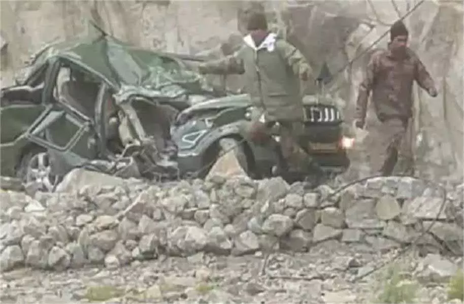 Ladakh: सेना के वाहन पर चट्टान गिरने से तीन शहीद, तीन गंभीर रूप से घायल Ladakh: सेना के वाहन पर चट्टान गिरने से तीन शहीद, तीन गंभीर रूप से घायल