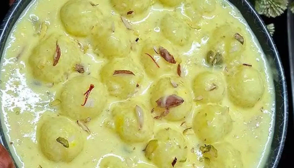 Sabudana Rasmalai: त्योहारों या किसी खास मौके पर इस स्वादिष्ट व्यंजन का आनंद लें Sabudana Rasmalai: त्योहारों या किसी खास मौके पर इस स्वादिष्ट व्यंजन का आनंद लें