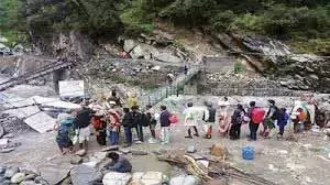 Uttarakhand : आफत बनी बारिश, हजारों श्रद्धालुओं को सुरक्षित स्थानों पर भेजा गया Uttarakhand : आफत बनी बारिश, हजारों श्रद्धालुओं को सुरक्षित स्थानों पर भेजा गया
