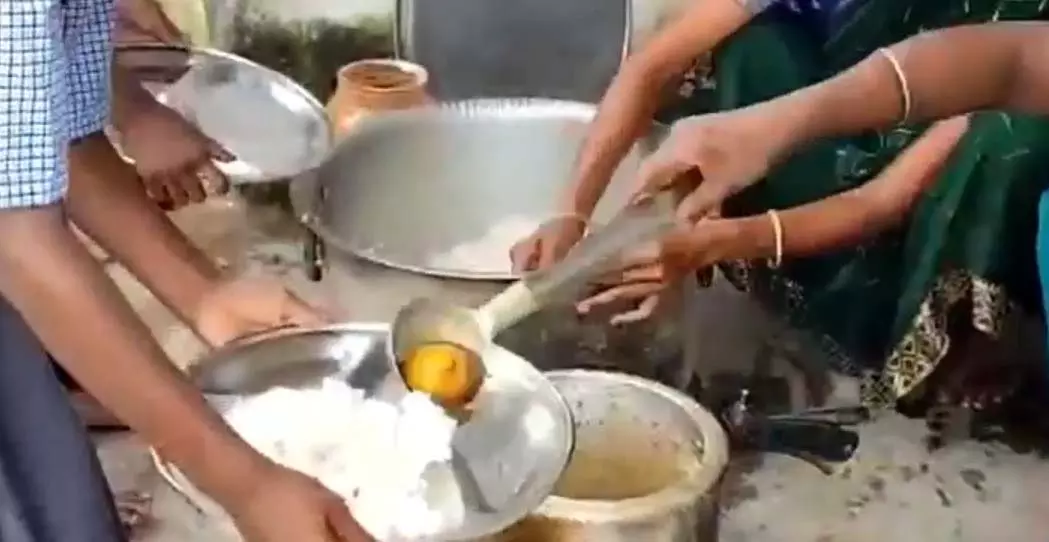 टीचर ने सावन में भी बच्चों को बंटवाया अंडा, हंगामा शुरू टीचर ने सावन में भी बच्चों को बंटवाया अंडा, हंगामा शुरू