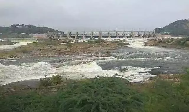 Tamil Nadu : मेट्टूर बांध का जल प्रवाह घटकर 40,500 घन फीट प्रति सेकंड रह गया Tamil Nadu : मेट्टूर बांध का जल प्रवाह घटकर 40,500 घन फीट प्रति सेकंड रह गया
