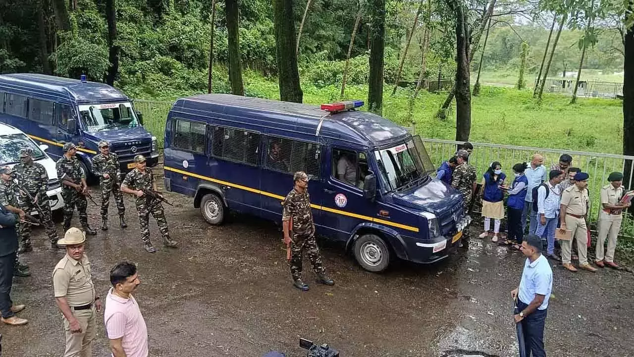 Karnataka: पुलिस ने धर्मस्थल के पास संदिग्ध सामूहिक कब्र स्थलों का निरीक्षण किया Karnataka: पुलिस ने धर्मस्थल के पास संदिग्ध सामूहिक कब्र स्थलों का निरीक्षण किया