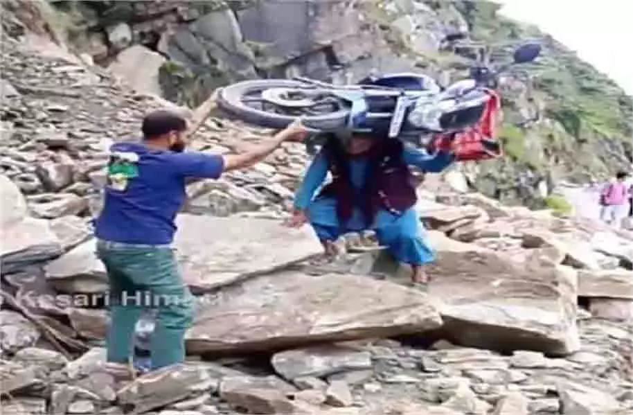Himachal: भूस्खलन से रास्ता बंद हुआ तो शख्स बन गया बाहुबली Himachal: भूस्खलन से रास्ता बंद हुआ तो शख्स बन गया बाहुबली