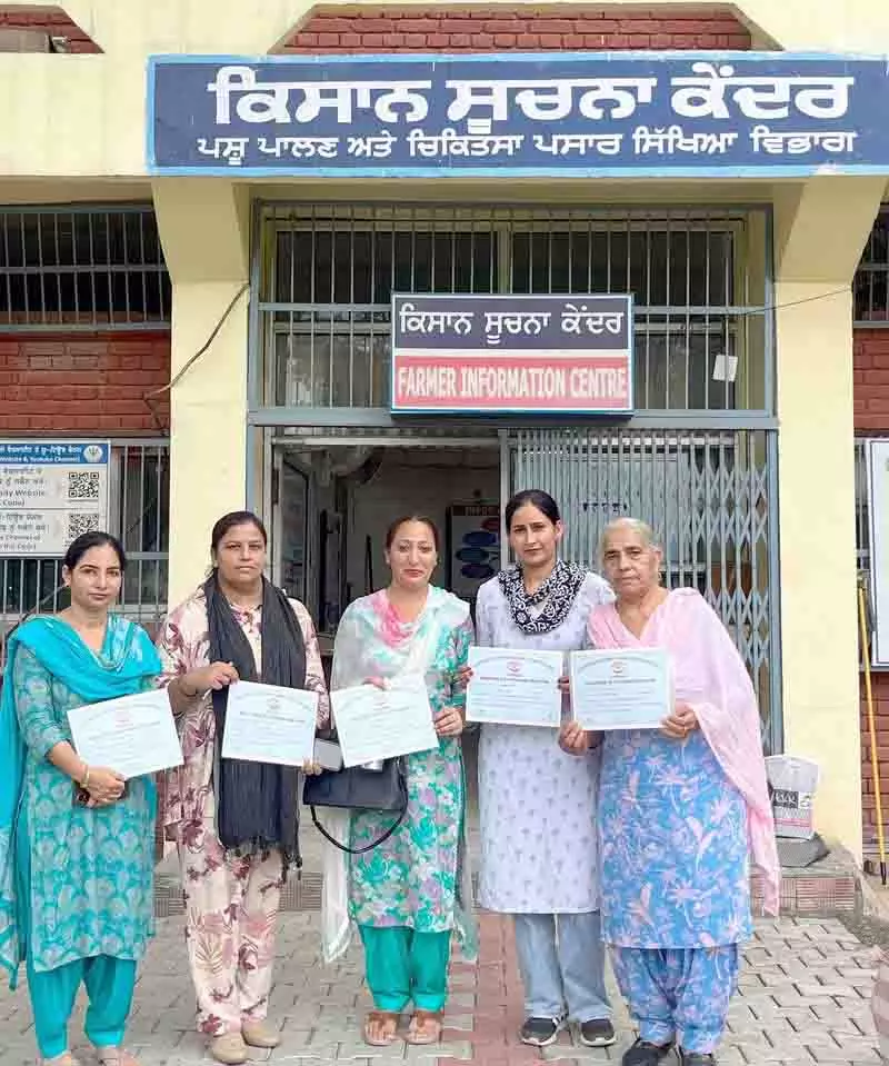 Punjab की महिलाएं पशुपालन को अपना रही Punjab की महिलाएं पशुपालन को अपना रही