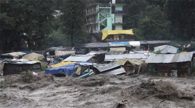 Himachal में भारी बारिश से तबाही, अब तक 170 की जान गई Himachal में भारी बारिश से तबाही, अब तक 170 की जान गई