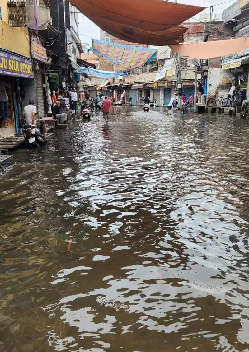 बारिश के बाद पानीपत के मुख्य बाजार जलमग्न, प्लास्टिक कचरे का नतीजा बारिश के बाद पानीपत के मुख्य बाजार जलमग्न, प्लास्टिक कचरे का नतीजा