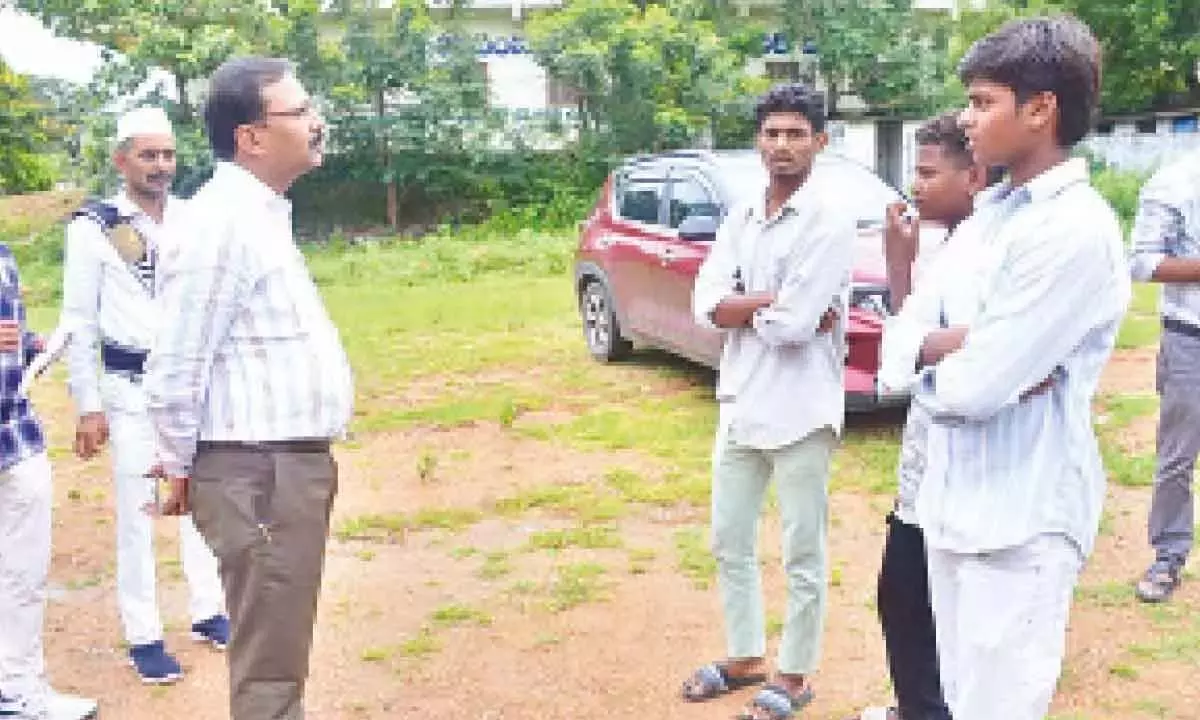 कलेक्टर ने निजी कॉलेज द्वारा टीसी देने से इनकार किए गए इंटर के छात्रों की मदद की कलेक्टर ने निजी कॉलेज द्वारा टीसी देने से इनकार किए गए इंटर के छात्रों की मदद की