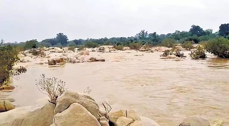 Kanakunda घाटी में इब नदी में दो युवक बह गए, तलाशी अभियान जारी Kanakunda घाटी में इब नदी में दो युवक बह गए, तलाशी अभियान जारी
