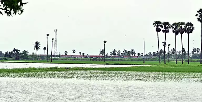 Machgaon नहर का तटबंध टूटने से रघुनाथपुर के 15 गांव जलमग्न Machgaon नहर का तटबंध टूटने से रघुनाथपुर के 15 गांव जलमग्न