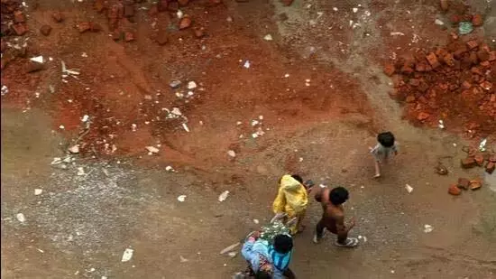 Noida : मकान गिरने से गर्भवती महिला की मौत, रिश्तेदार घायल Noida : मकान गिरने से गर्भवती महिला की मौत, रिश्तेदार घायल