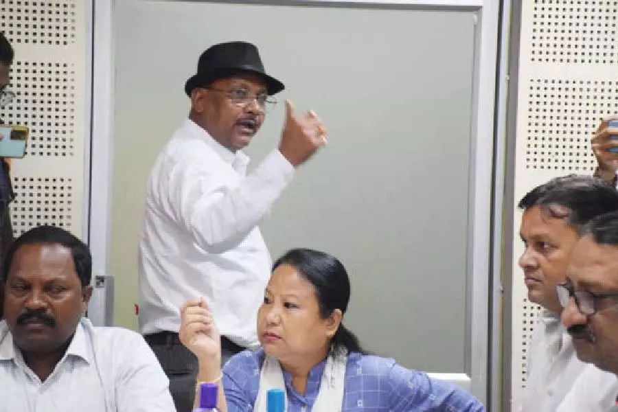सिलीगुड़ी बोर्ड की बैठक में रुके हुए तोड़फोड़ को लेकर TMC नगर निगम और पार्टी नेताओं के बीच बहस सिलीगुड़ी बोर्ड की बैठक में रुके हुए तोड़फोड़ को लेकर TMC नगर निगम और पार्टी नेताओं के बीच बहस