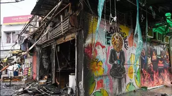 Noida : शॉर्ट-सर्किट से दो फास्ट फूड दुकानें जलकर खाक Noida : शॉर्ट-सर्किट से दो फास्ट फूड दुकानें जलकर खाक