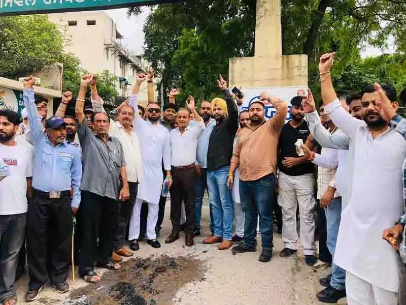 Jalandhar: कांग्रेस नेताओं ने स्वास्थ्य मंत्री का इस्तीफा मांगा, पुतला फूंका Jalandhar: कांग्रेस नेताओं ने स्वास्थ्य मंत्री का इस्तीफा मांगा, पुतला फूंका