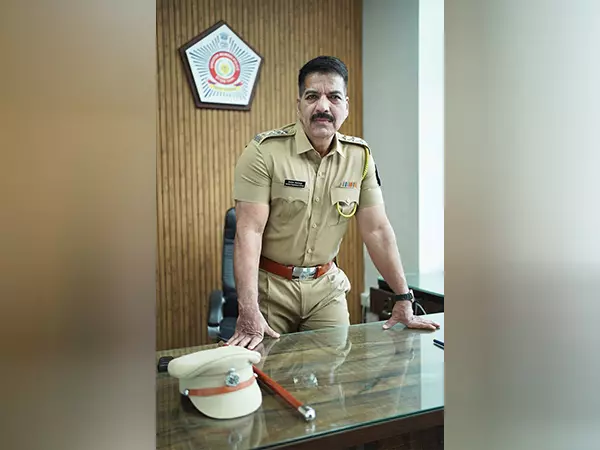 मुंबई: एनकाउंटर स्पेशलिस्ट दया नायक को रिटायरमेंट से 2 दिन पहले एसीपी पद पर पदोन्नत किया गया मुंबई: एनकाउंटर स्पेशलिस्ट दया नायक को रिटायरमेंट से 2 दिन पहले एसीपी पद पर पदोन्नत किया गया