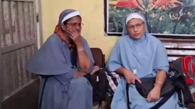 Kerala में ननों ने मुंह पर काला कपड़ा बांधकर किया प्रदर्शन, राजभवन तक किया मार्च Kerala में ननों ने मुंह पर काला कपड़ा बांधकर किया प्रदर्शन, राजभवन तक किया मार्च