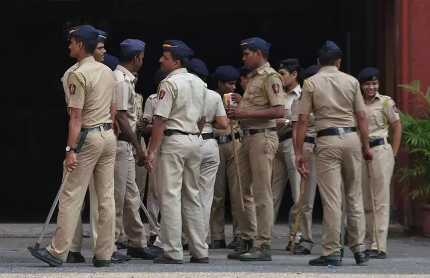Sambhal: ग्राम प्रधान से मारपीट मामले में दरोगा को लाइन हाजिर किया गया Sambhal: ग्राम प्रधान से मारपीट मामले में दरोगा को लाइन हाजिर किया गया