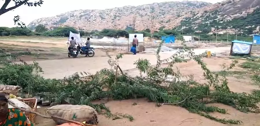 Molakalmuru : साप्ताहिक मेला फिर से सड़क किनारे स्थानांतरित Molakalmuru : साप्ताहिक मेला फिर से सड़क किनारे स्थानांतरित