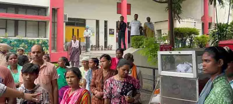 प्रवासी अपनी नौ साल की बेटी का शव लेकर DC कार्यालय पहुंचे प्रवासी अपनी नौ साल की बेटी का शव लेकर DC कार्यालय पहुंचे
