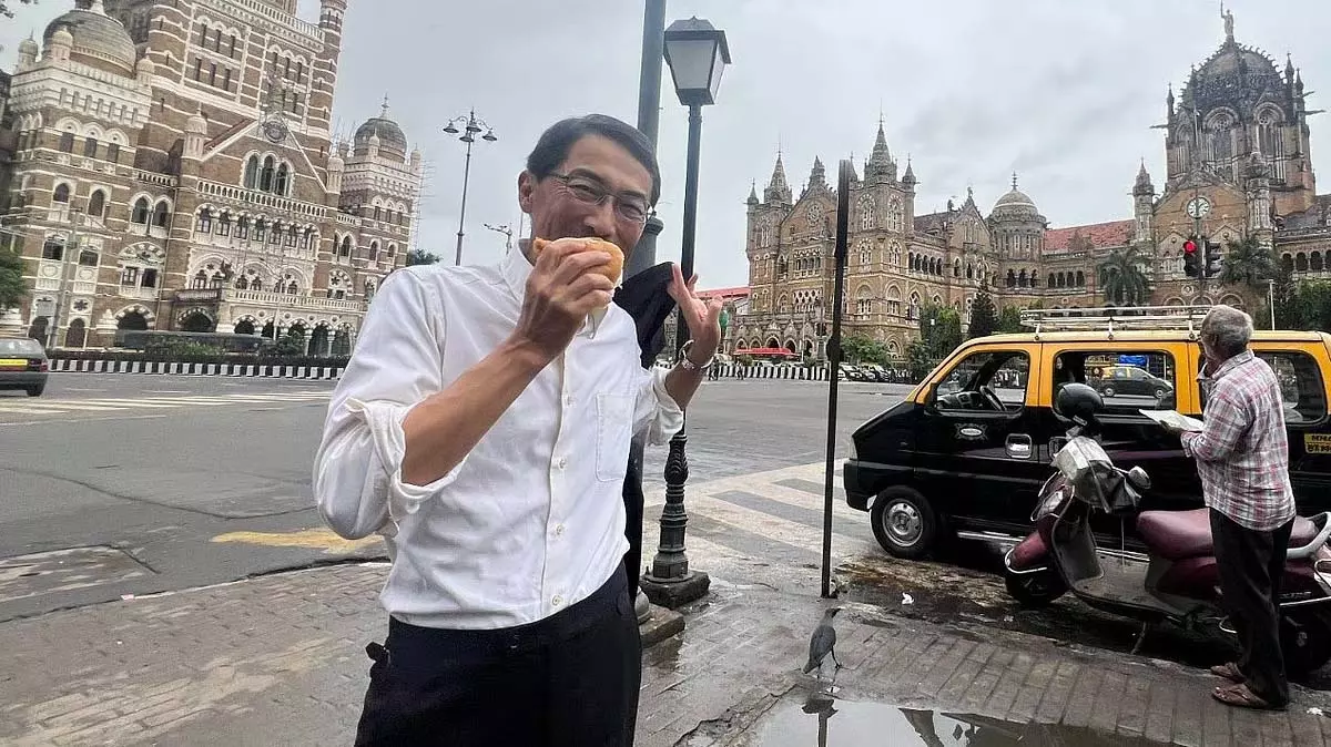 जापानी दूत केइची ओनो ने मुंबई के पसंदीदा नाश्ते का स्वाद लिया जापानी दूत केइची ओनो ने मुंबई के पसंदीदा नाश्ते का स्वाद लिया