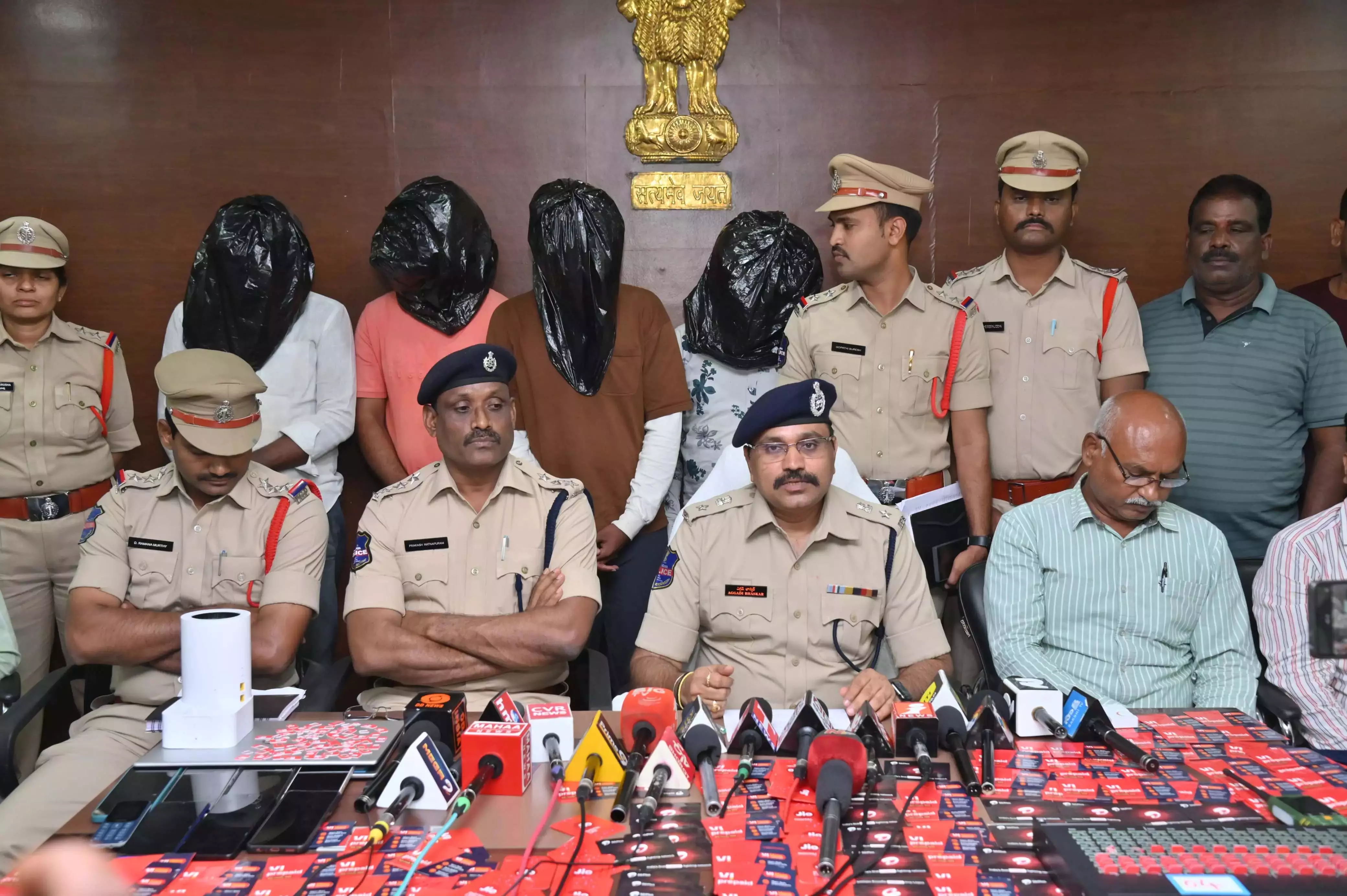 Ramagundam में साइबर धोखाधड़ी के मामले में 262 सिम कार्ड के साथ 4 लोग गिरफ्तार Ramagundam में साइबर धोखाधड़ी के मामले में 262 सिम कार्ड के साथ 4 लोग गिरफ्तार