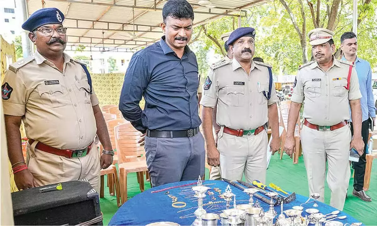 Andhra: चार गिरफ्तार, 20.4 लाख रुपये की लूट का माल बरामद Andhra: चार गिरफ्तार, 20.4 लाख रुपये की लूट का माल बरामद