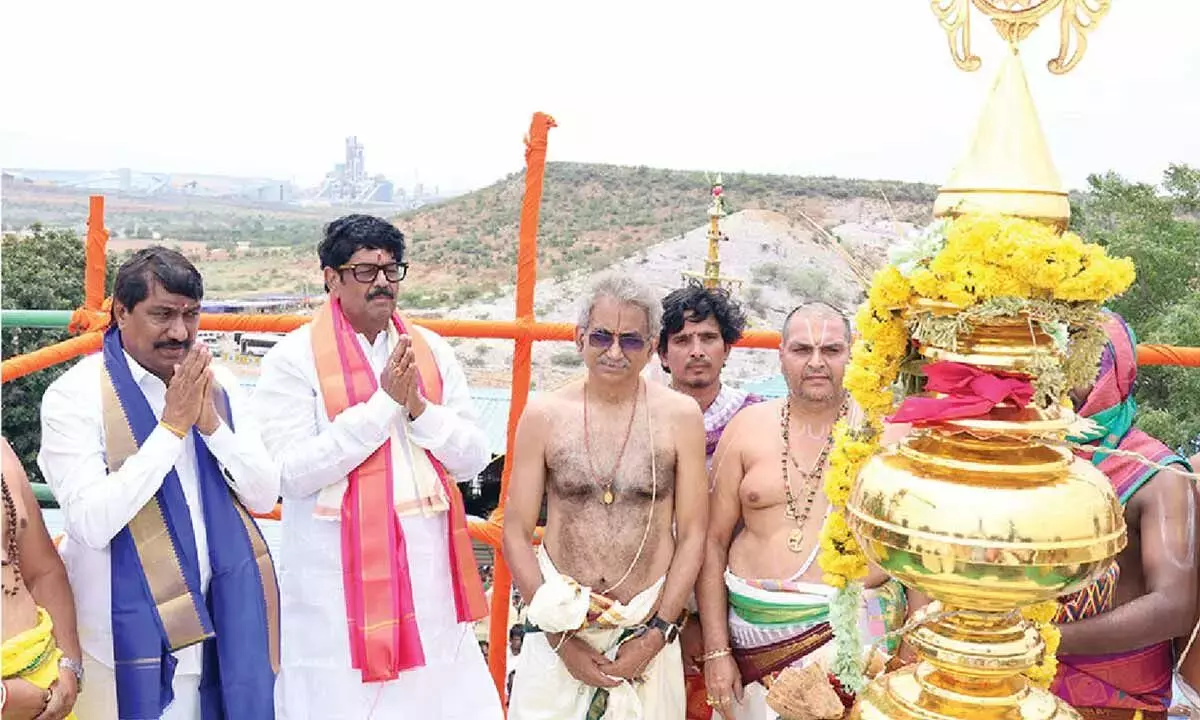 Andhra: लक्ष्मी नरसिंह स्वामी मंदिर के प्राण-प्रतिष्ठा समारोह की भव्यता Andhra: लक्ष्मी नरसिंह स्वामी मंदिर के प्राण-प्रतिष्ठा समारोह की भव्यता