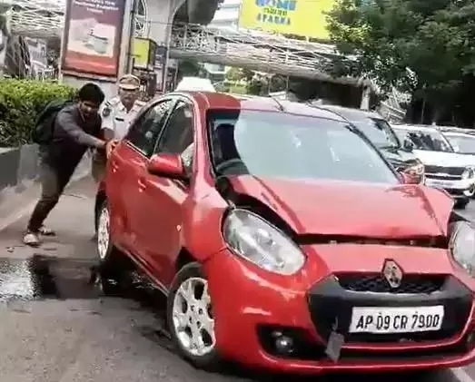 Telangana: सड़क दुर्घटना में एक व्यक्ति घायल Telangana: सड़क दुर्घटना में एक व्यक्ति घायल