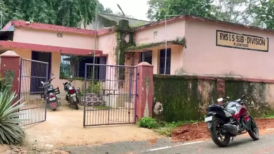 ओडिशा सरकार के इंजीनियर को चपरासी ने पानी की जगह पेशाब पिलाया ओडिशा सरकार के इंजीनियर को चपरासी ने पानी की जगह पेशाब पिलाया