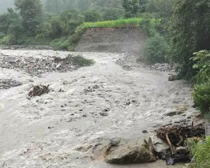 Shimla के एक गांव में बादल फटने से भारी तबाही, पुल और फसलें बह गईं Shimla के एक गांव में बादल फटने से भारी तबाही, पुल और फसलें बह गईं