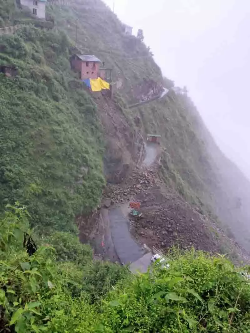 Chamba में भूस्खलन से मकान क्षतिग्रस्त, सड़क संपर्क टूटा Chamba में भूस्खलन से मकान क्षतिग्रस्त, सड़क संपर्क टूटा
