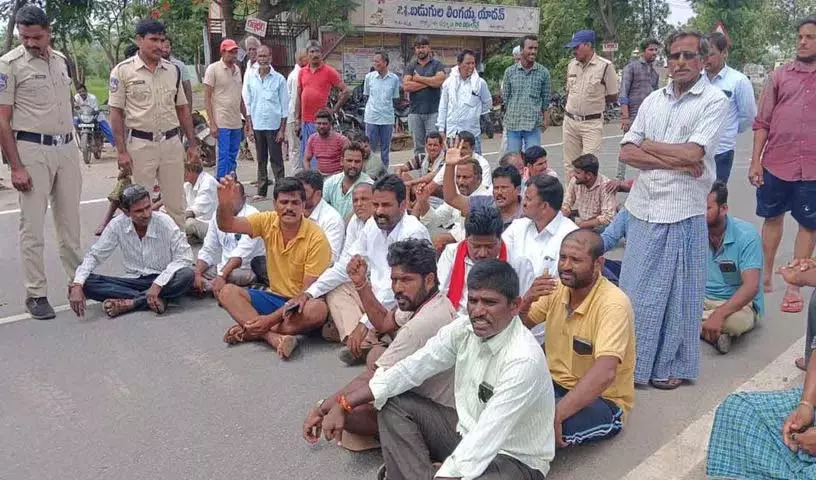 सिंचाई के पानी के लिए टिप्पर्ती में किसानों का प्रदर्शन.. बीआरएस ने समर्थन की घोषणा की सिंचाई के पानी के लिए टिप्पर्ती में किसानों का प्रदर्शन.. बीआरएस ने समर्थन की घोषणा की