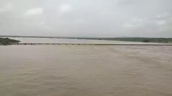 Morena: चम्बल नदी ने वापसी शुरू की, जलस्तर 12 सेमी घटा Morena: चम्बल नदी ने वापसी शुरू की, जलस्तर 12 सेमी घटा