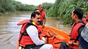 Datia: मंत्री मिश्रा ने दतिया के बाढ़ पीड़ितों से किया संवाद Datia: मंत्री मिश्रा ने दतिया के बाढ़ पीड़ितों से किया संवाद