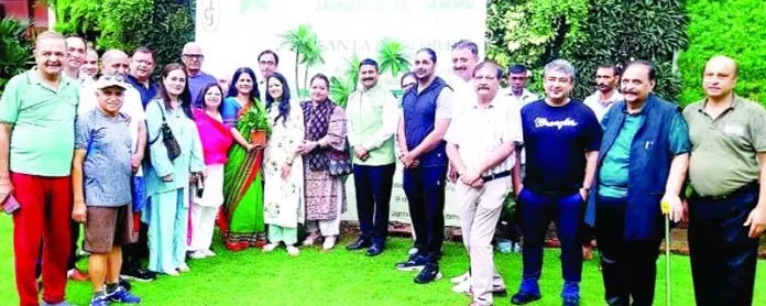 Jammu क्लब ने एक पेड़ माँ के नाम अभियान के तहत वृक्षारोपण अभियान चलाया Jammu क्लब ने एक पेड़ माँ के नाम अभियान के तहत वृक्षारोपण अभियान चलाया