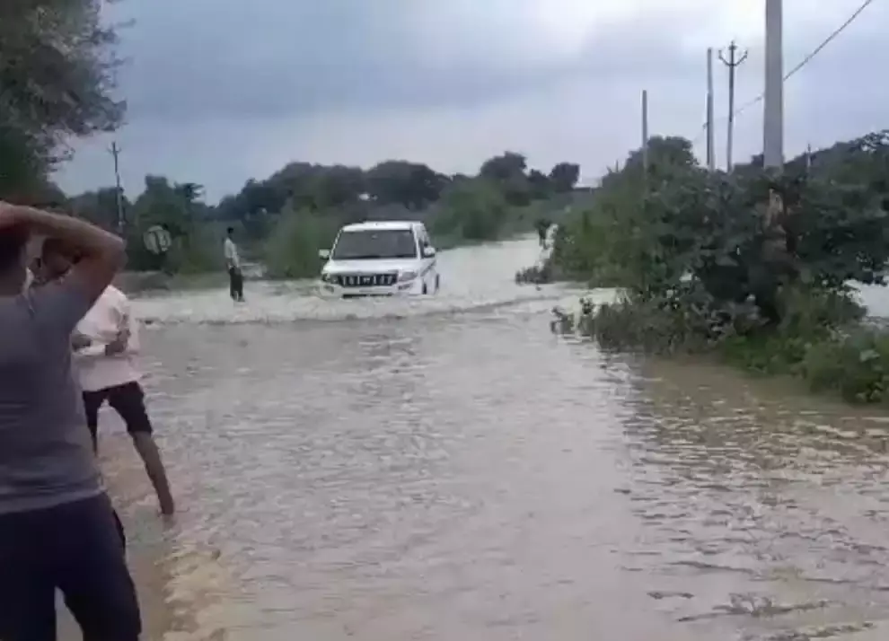 Auraiya: बाढ़ के कारण भीखेपुर-जगम्मनपुर मार्ग बंद Auraiya: बाढ़ के कारण भीखेपुर-जगम्मनपुर मार्ग बंद