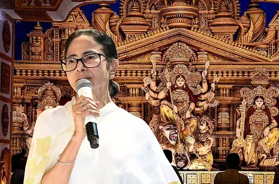 ममता ने दुर्गा पूजा समितियों को 1 लाख 10 हजार टका का सरकारी अनुदान देने की घोषणा की ममता ने दुर्गा पूजा समितियों को 1 लाख 10 हजार टका का सरकारी अनुदान देने की घोषणा की