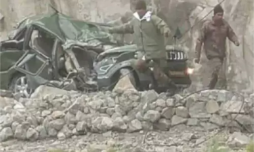 Ladakh: सेना के वाहन पर चट्टान गिरने से तीन शहीद, तीन गंभीर रूप से घायल Ladakh: सेना के वाहन पर चट्टान गिरने से तीन शहीद, तीन गंभीर रूप से घायल