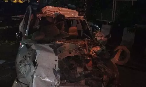 तेज रफ्तार डस्टर ट्रक से टकराई, दो युवक गंभीर रूप से घायल