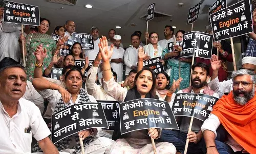 जलभराव को लेकर आप पार्षदों ने मेयर कार्यालय के बाहर किया प्रदर्शन जलभराव को लेकर आप पार्षदों ने मेयर कार्यालय के बाहर किया प्रदर्शन